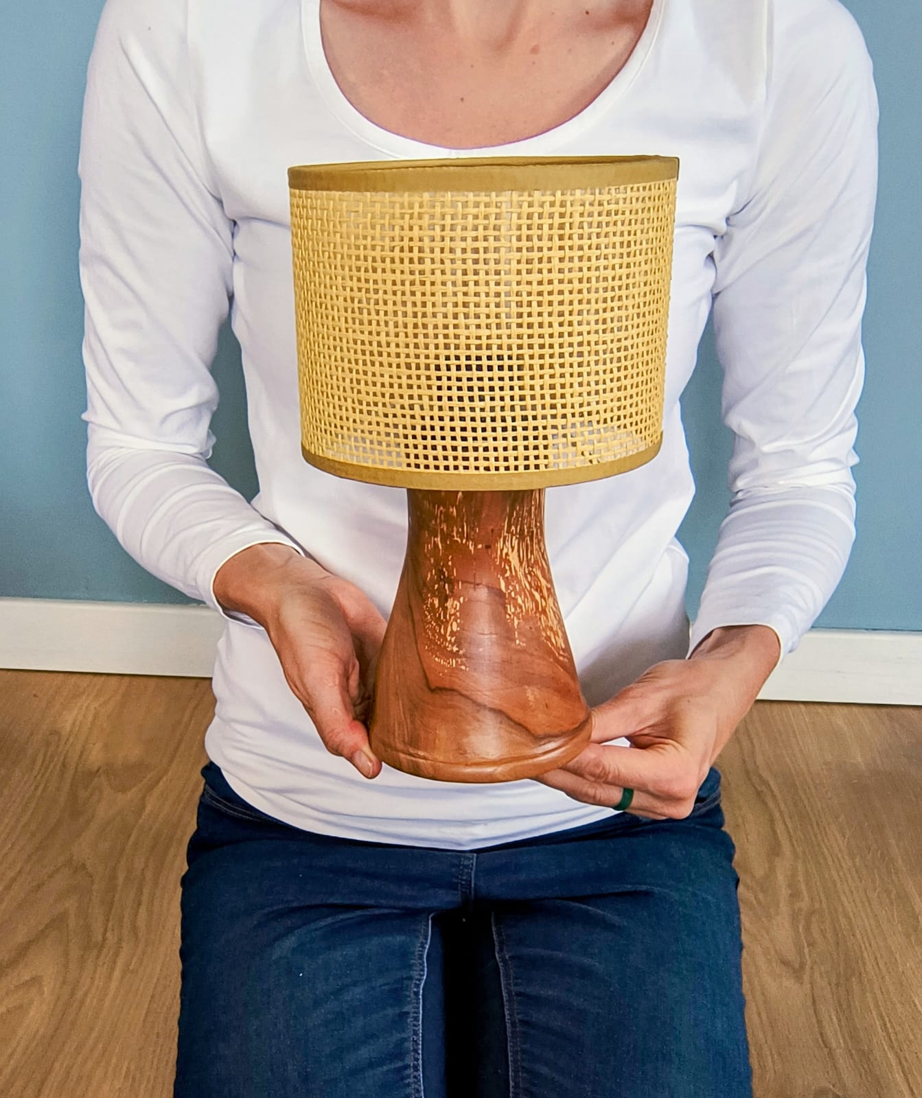 Mała lampa z jabłoni do sypialni lub na biurko - ręcznie robiona