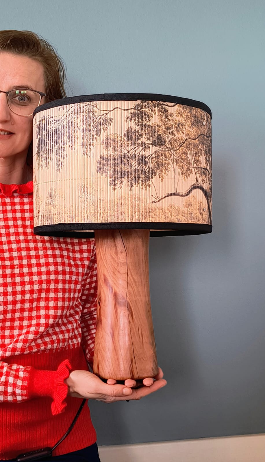 Lampa ze śliwki z bambusowym abażurem - unikatowa lampa drewniana