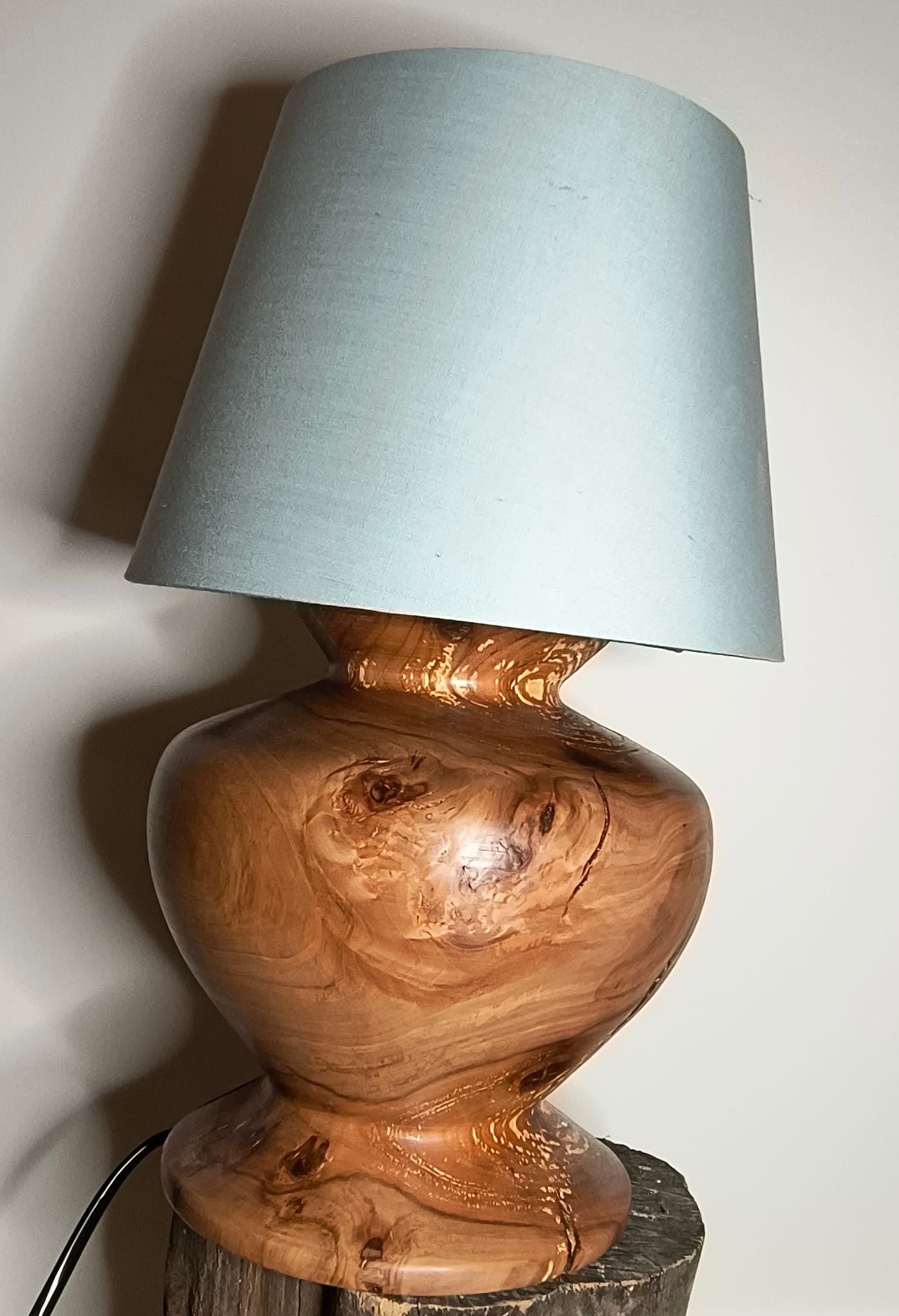 Lampa z drewna jabłoni z abażurem - ręcznie toczona