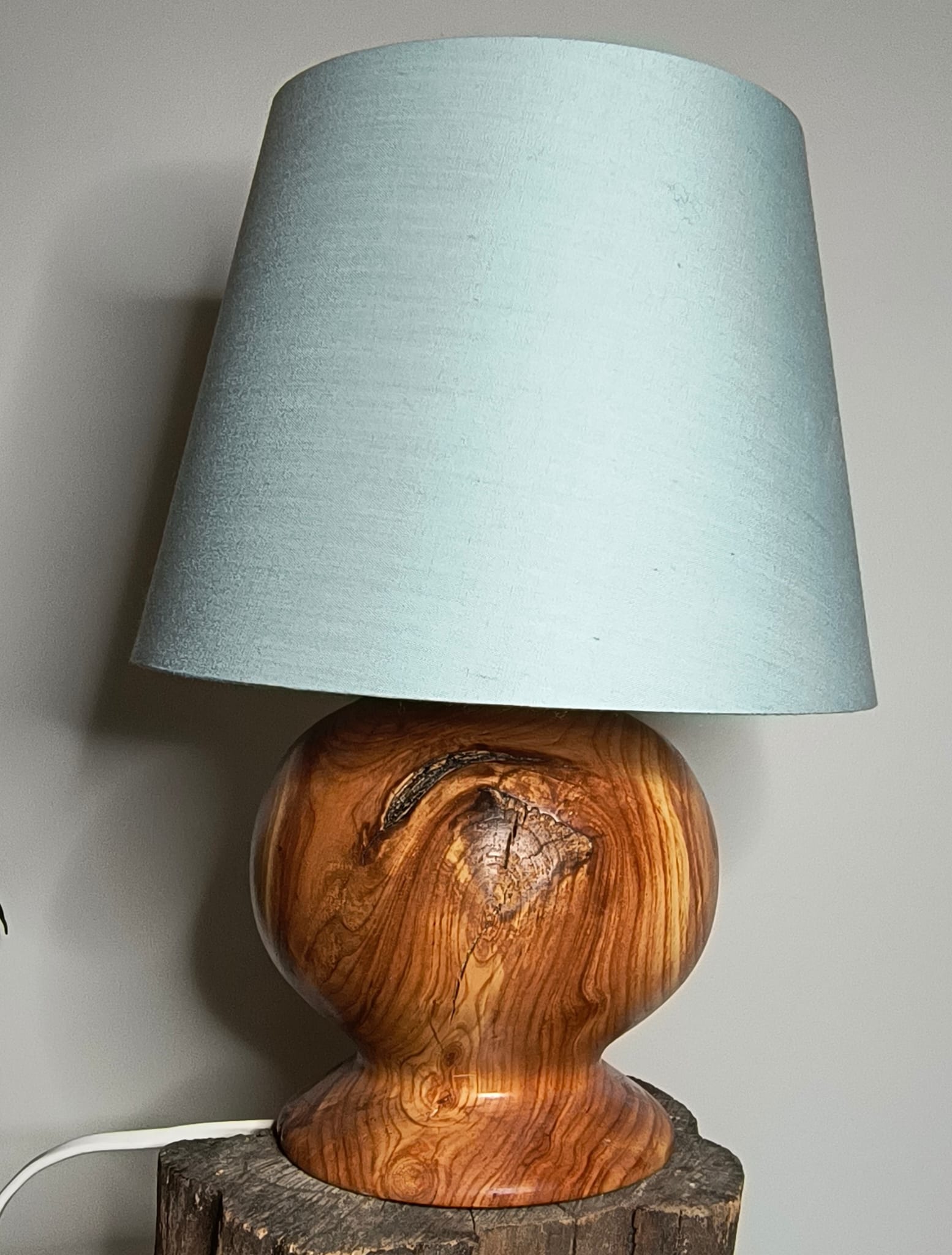 Lampa z drewna jabłoni z abażurem - kompaktowa lampa stołowa