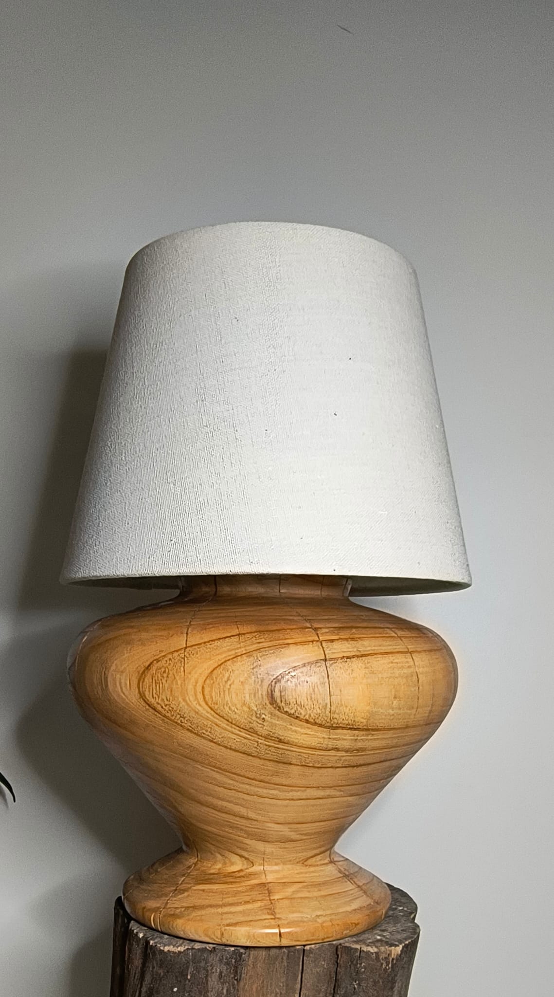 Lampa z drewna czereśni z abażurem - ręcznie toczona