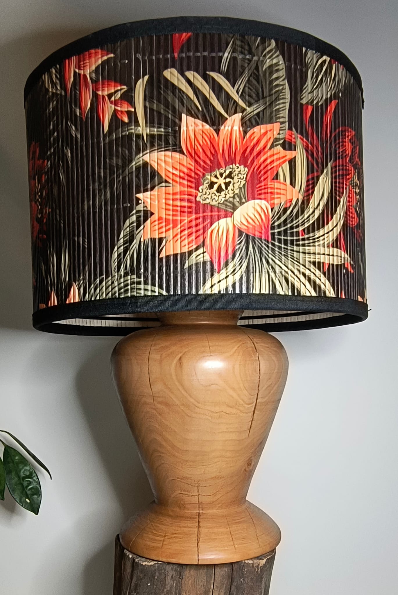 Lampa z drewna gruszy z abażurem - wysoka lampa stojąca