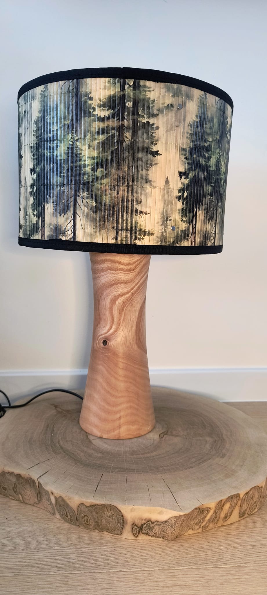 Lampa z drewna jesionu z abażurem z bambusa o wysokości 49cm