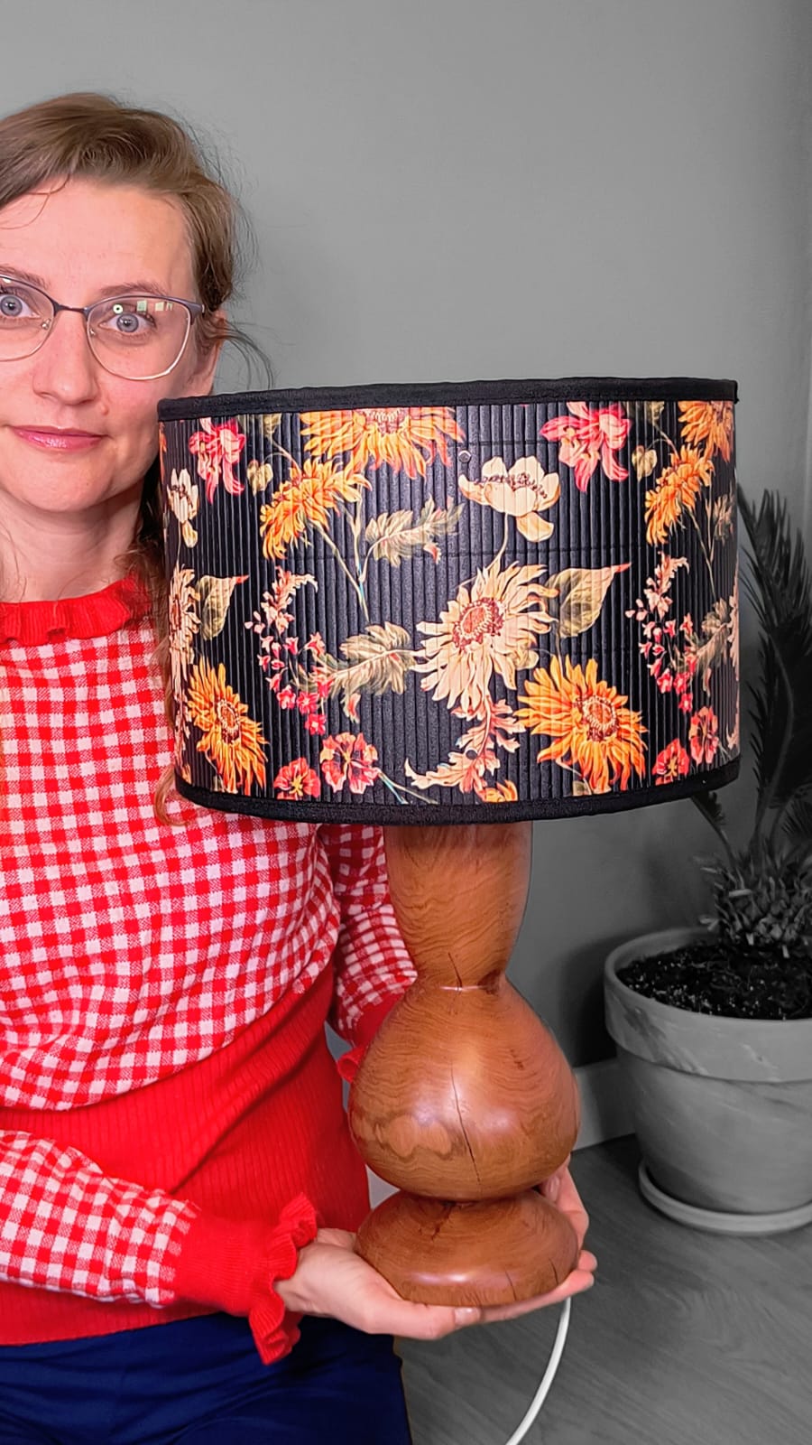 Lampa drewniana z drewna śliwki ręcznie robiona z bambusowym abażurem