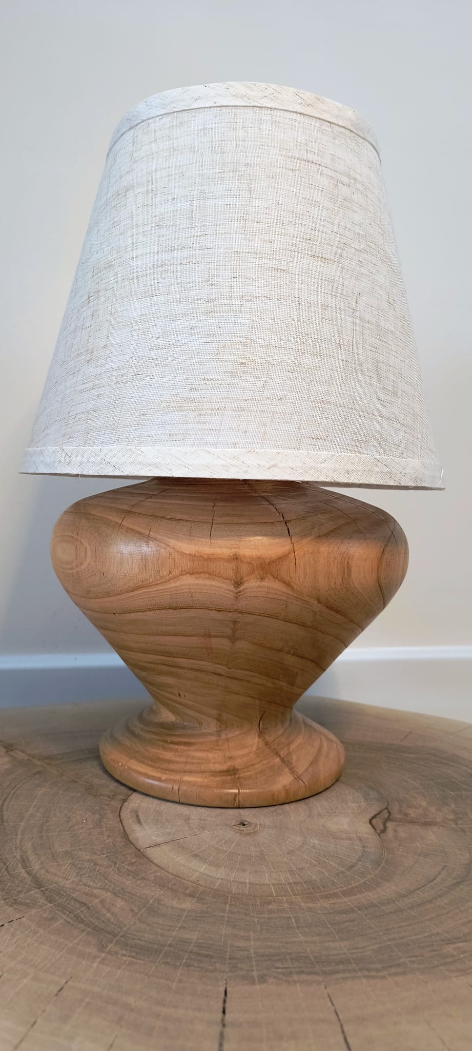 Lampa z drewna czereśni z abażurem - elegancka lampa