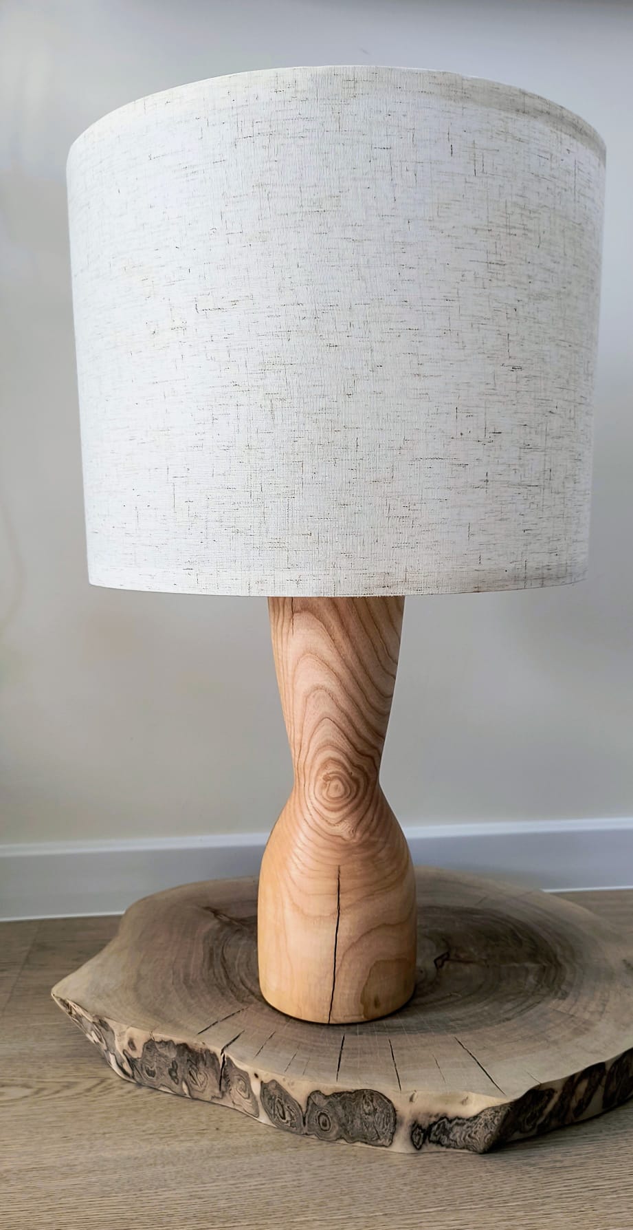 Lampa z drewna jesionu z abażurem - elegancka lampa