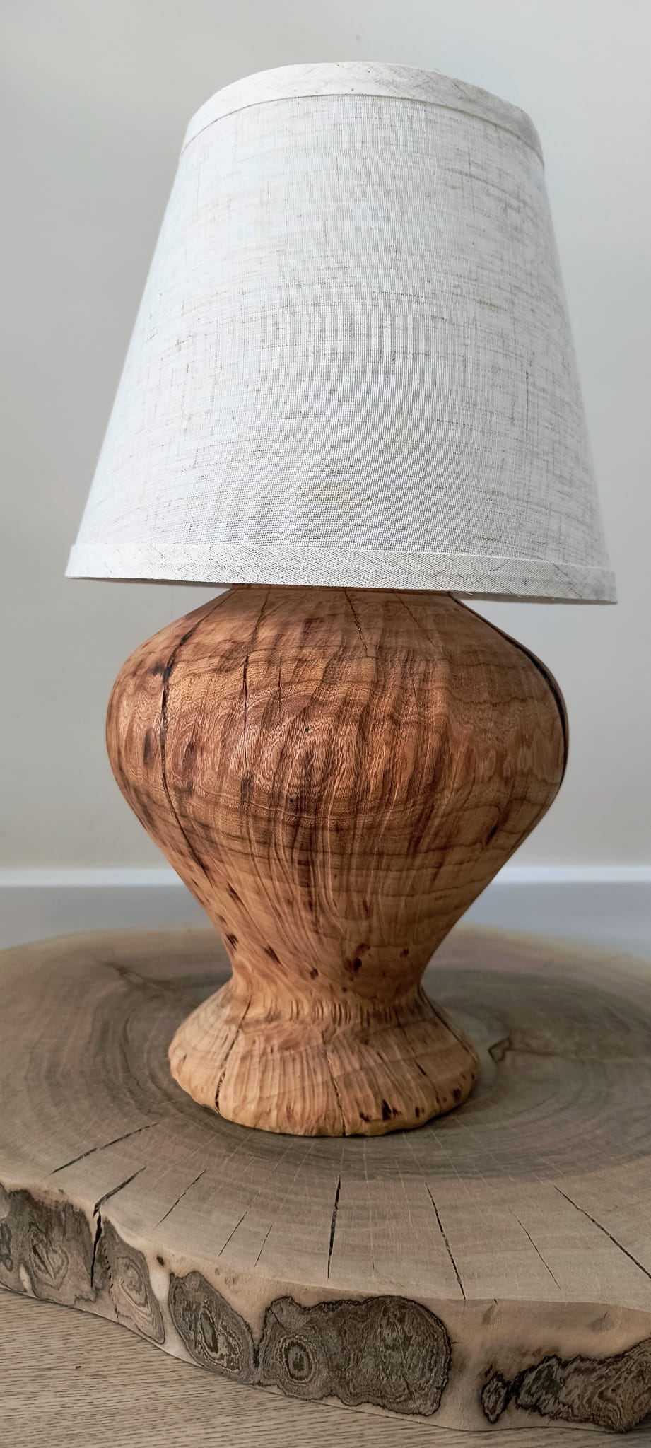 Lampa z drewna czereśni z abażurem - elegancka lampa