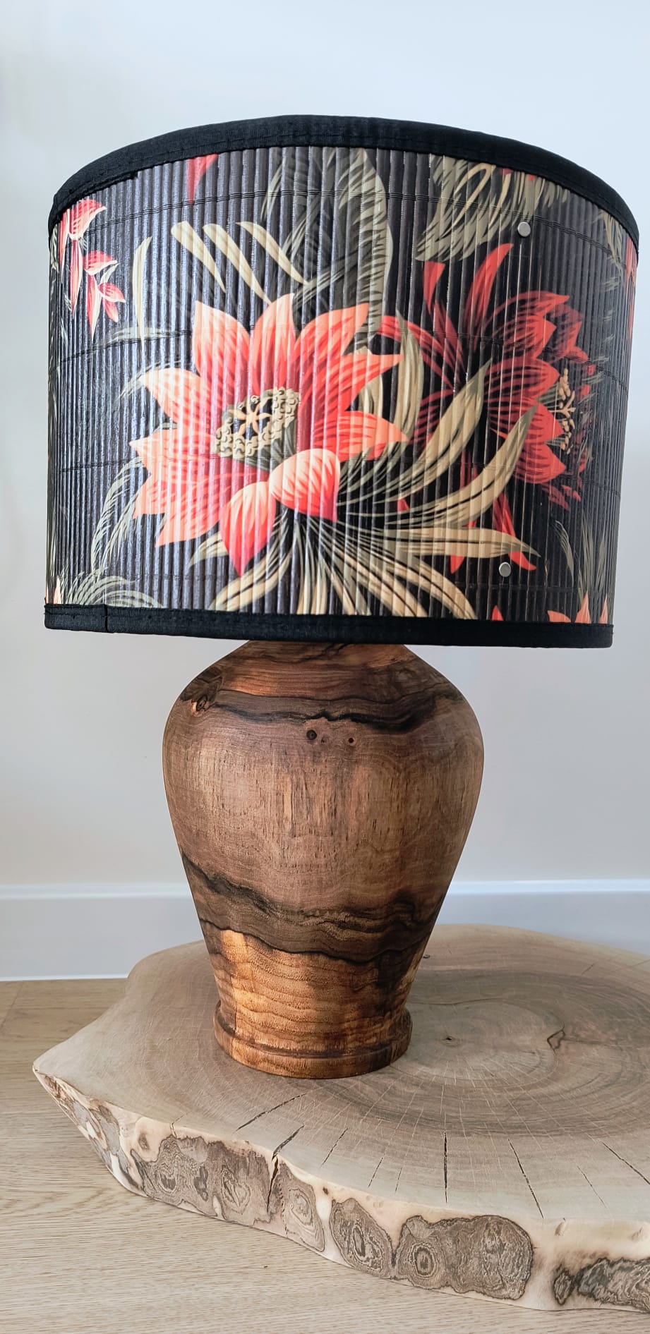 Lampa z drewna z orzecha - elegancka lampa