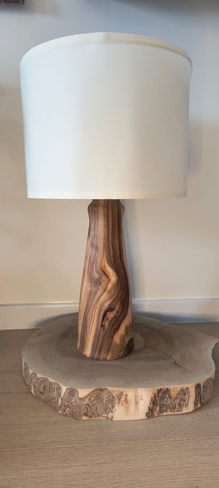 Lampa z drewna orzecha włoskiego