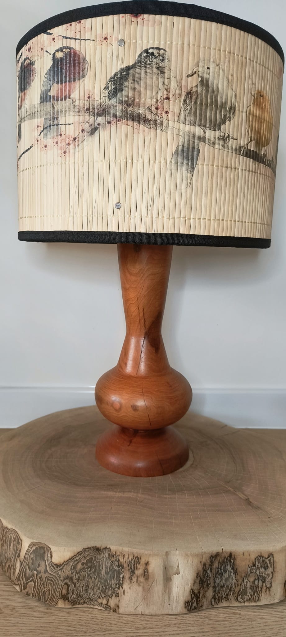 Lampa z drewna śliwki