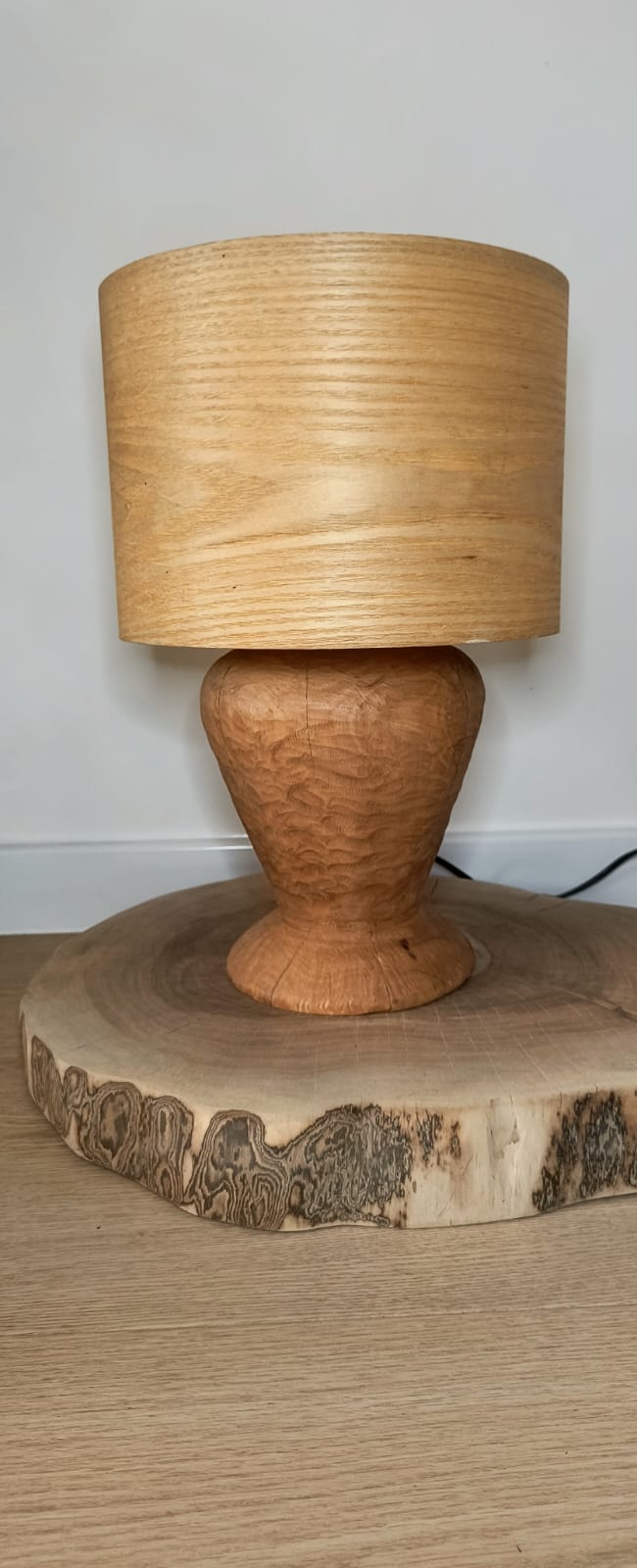 Lampa z rzeźbieniami z drewna gruszy