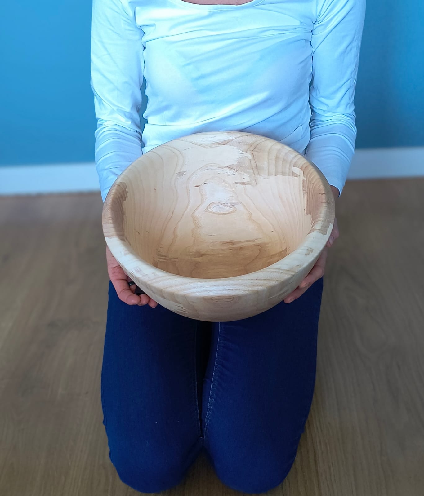 Duża miska z jaworu z miejscem po pile - artystyczna i unikatowa