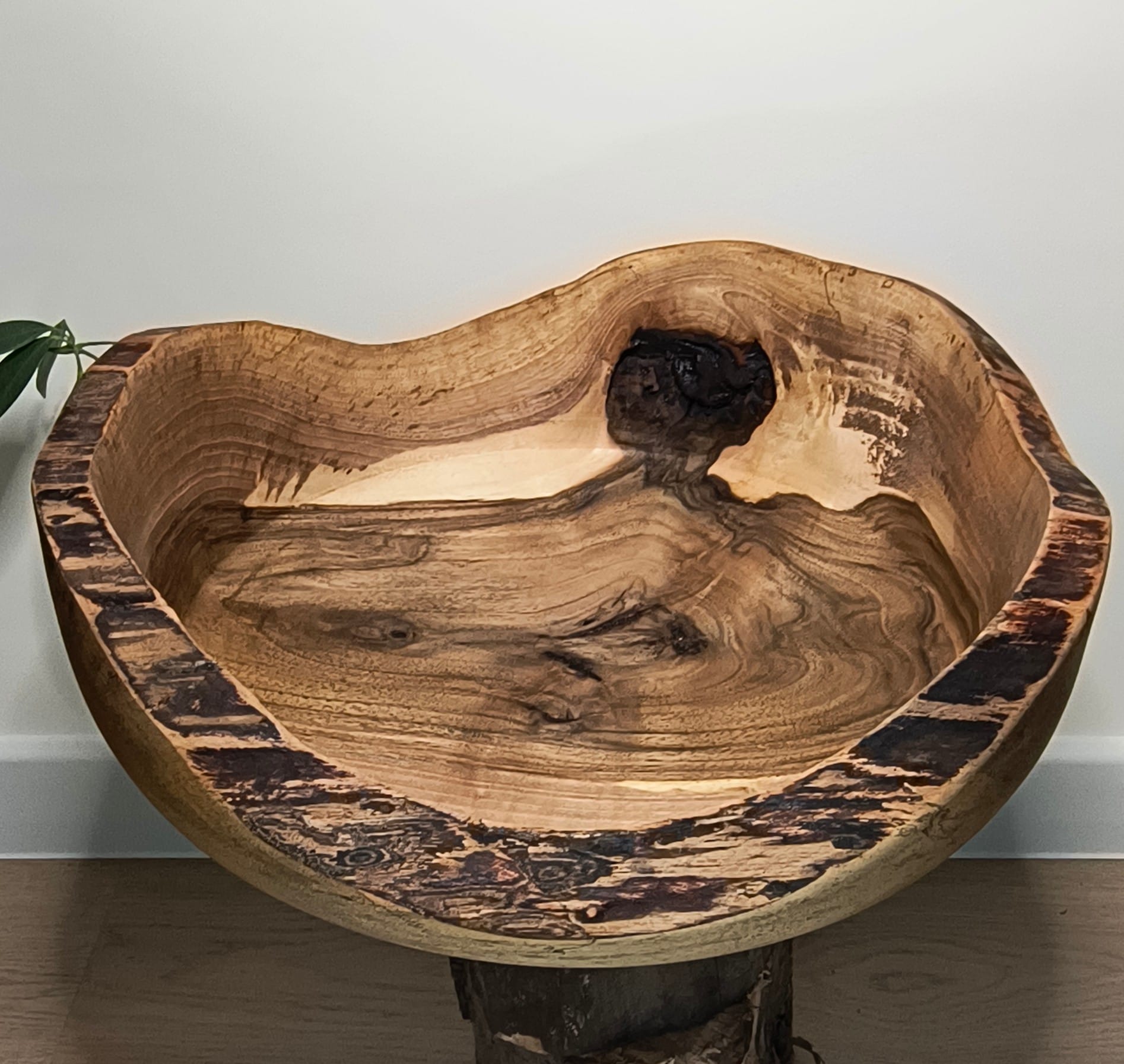 Duża miska z drewna orzecha włoskiego na owoce i przekąski - cudowny prezent