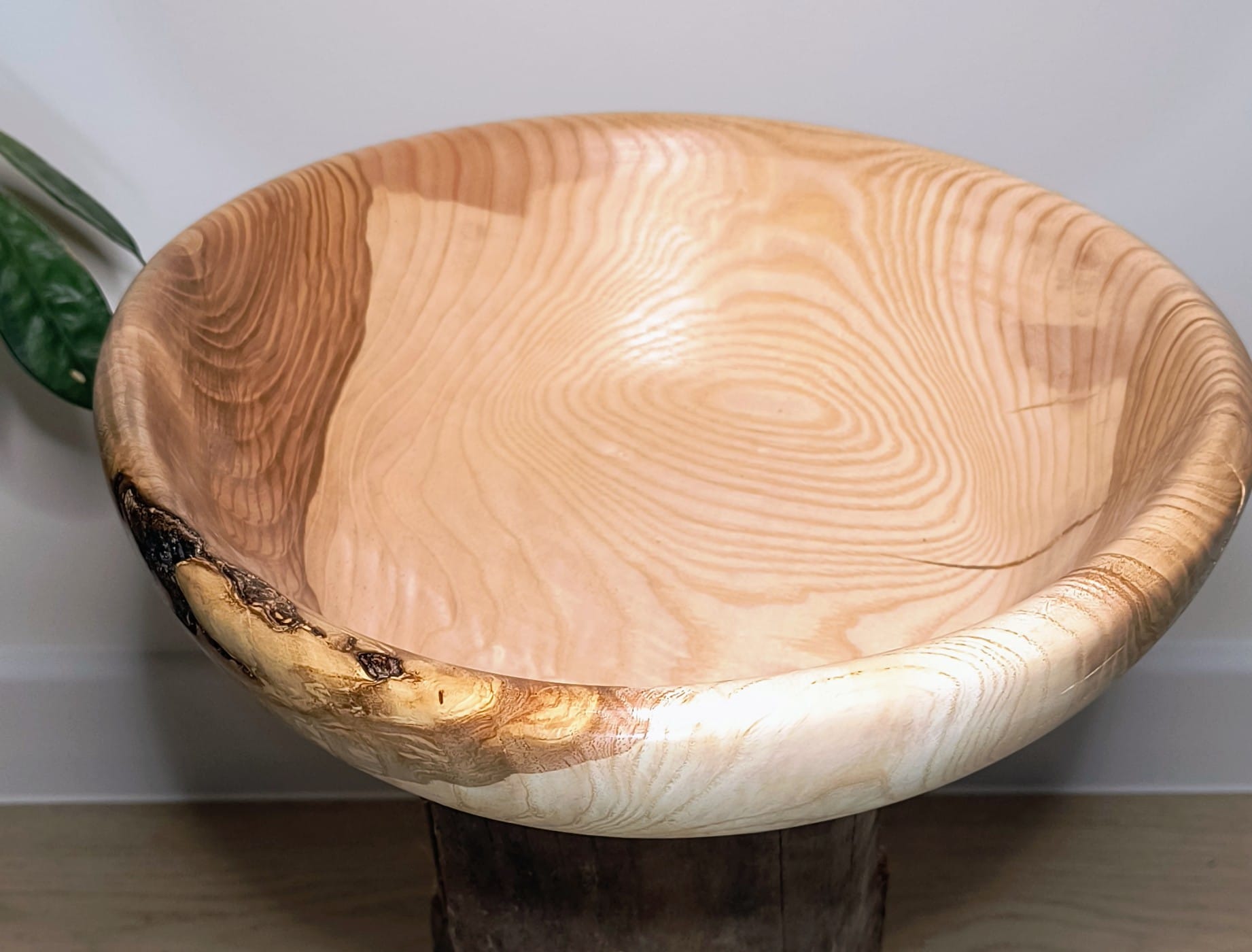 Miska z drewna jesionu na owoce i przekąski - wyjątkowy prezent