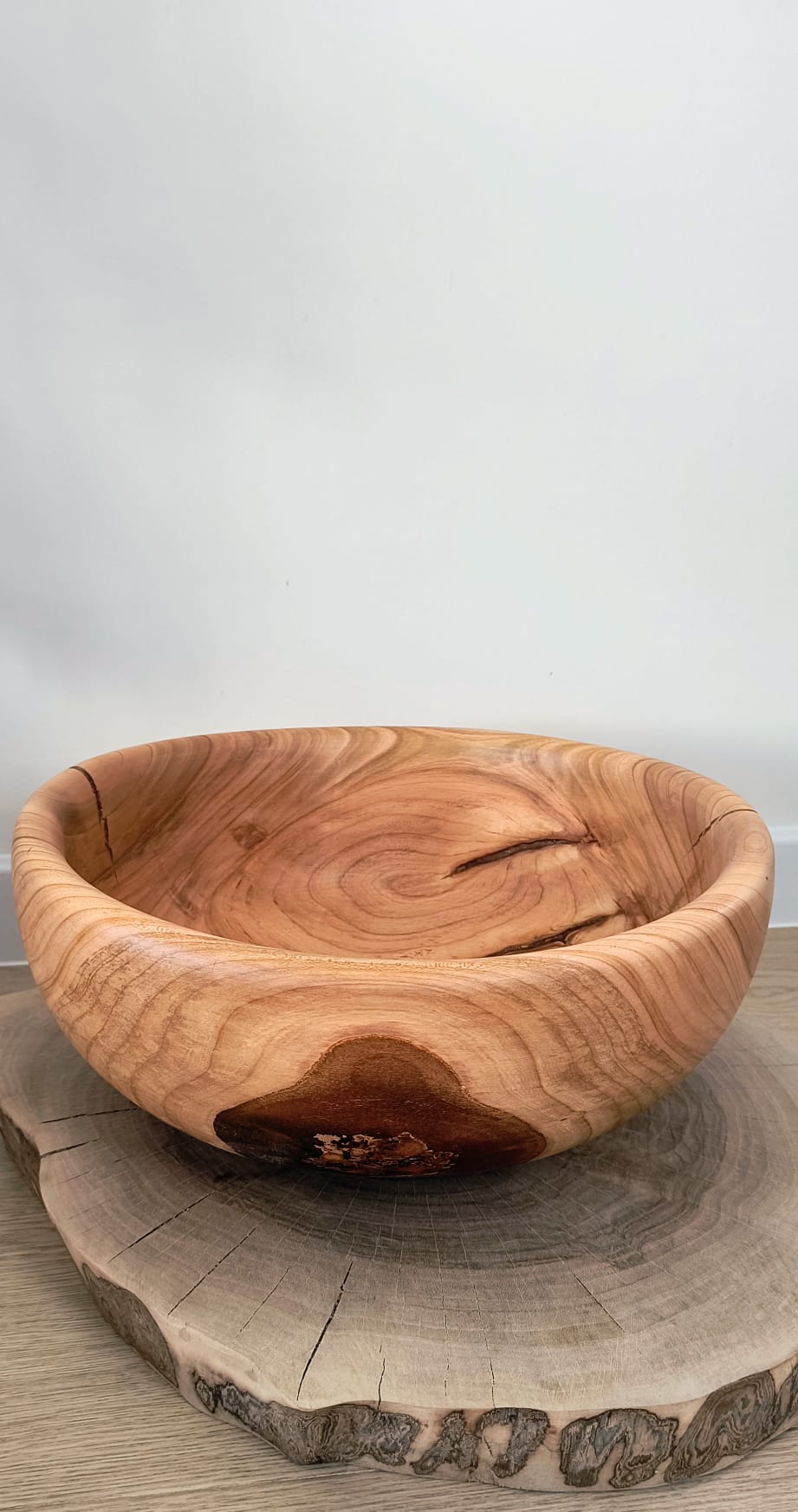 Miska z drewna orzecha włoskiego